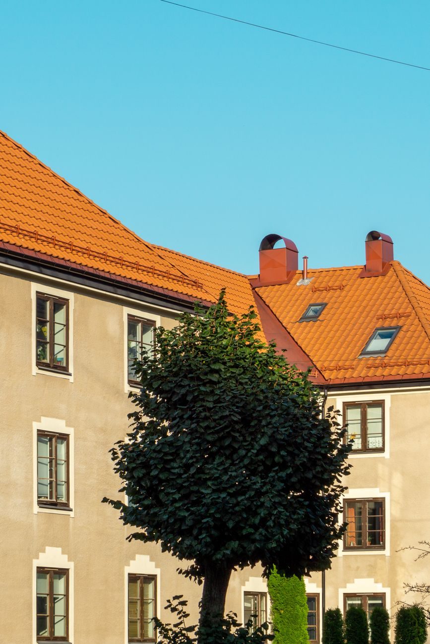 Rodinné domy so škridlovými strechami